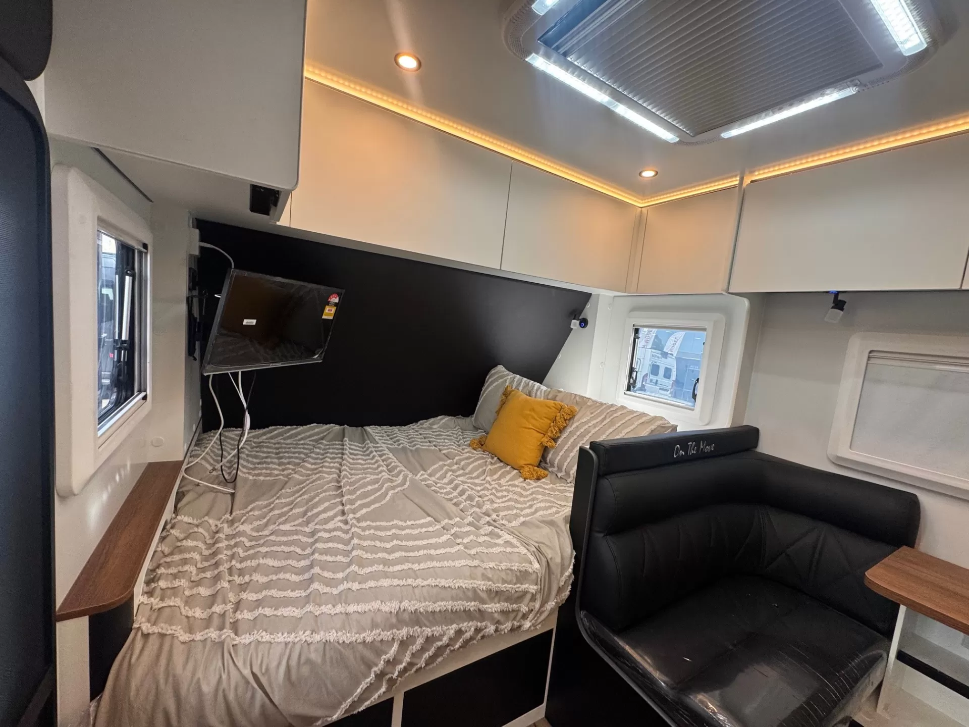 https://media-caravea.syd1.digitaloceanspaces.com/caravans/111IC12967/interior-3.webp?q=JsNgODj43f