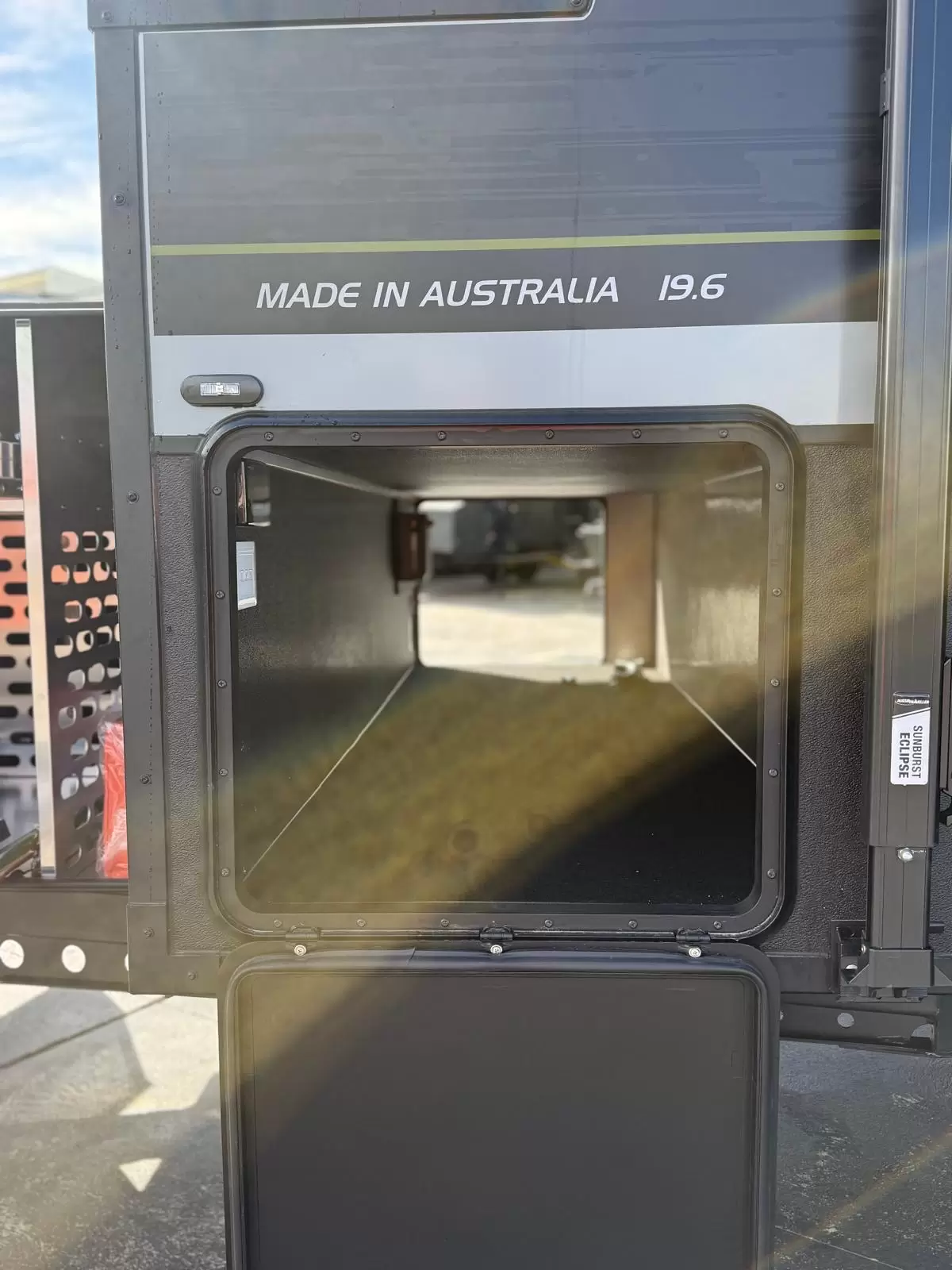 S3 19'6 Queen East-West Bunk (196D/T)