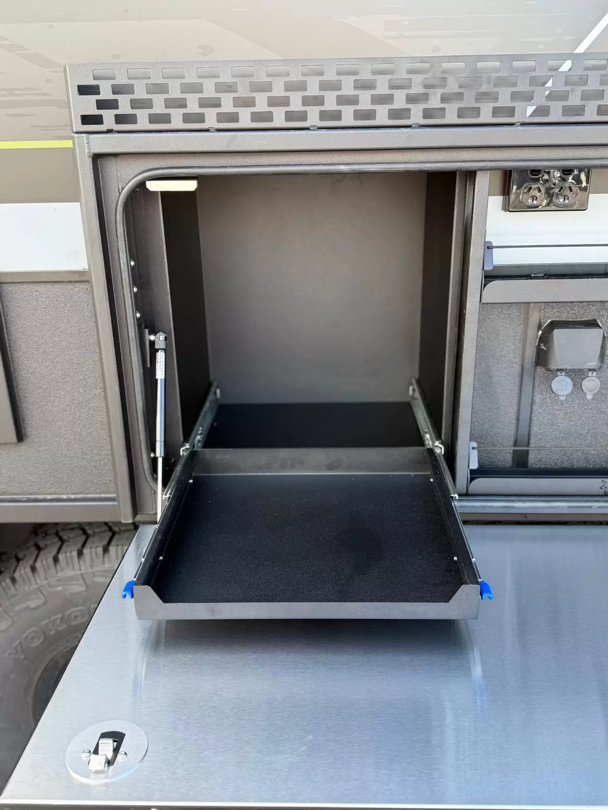 S3 19'6 Queen East-West Bunk (196D/T)