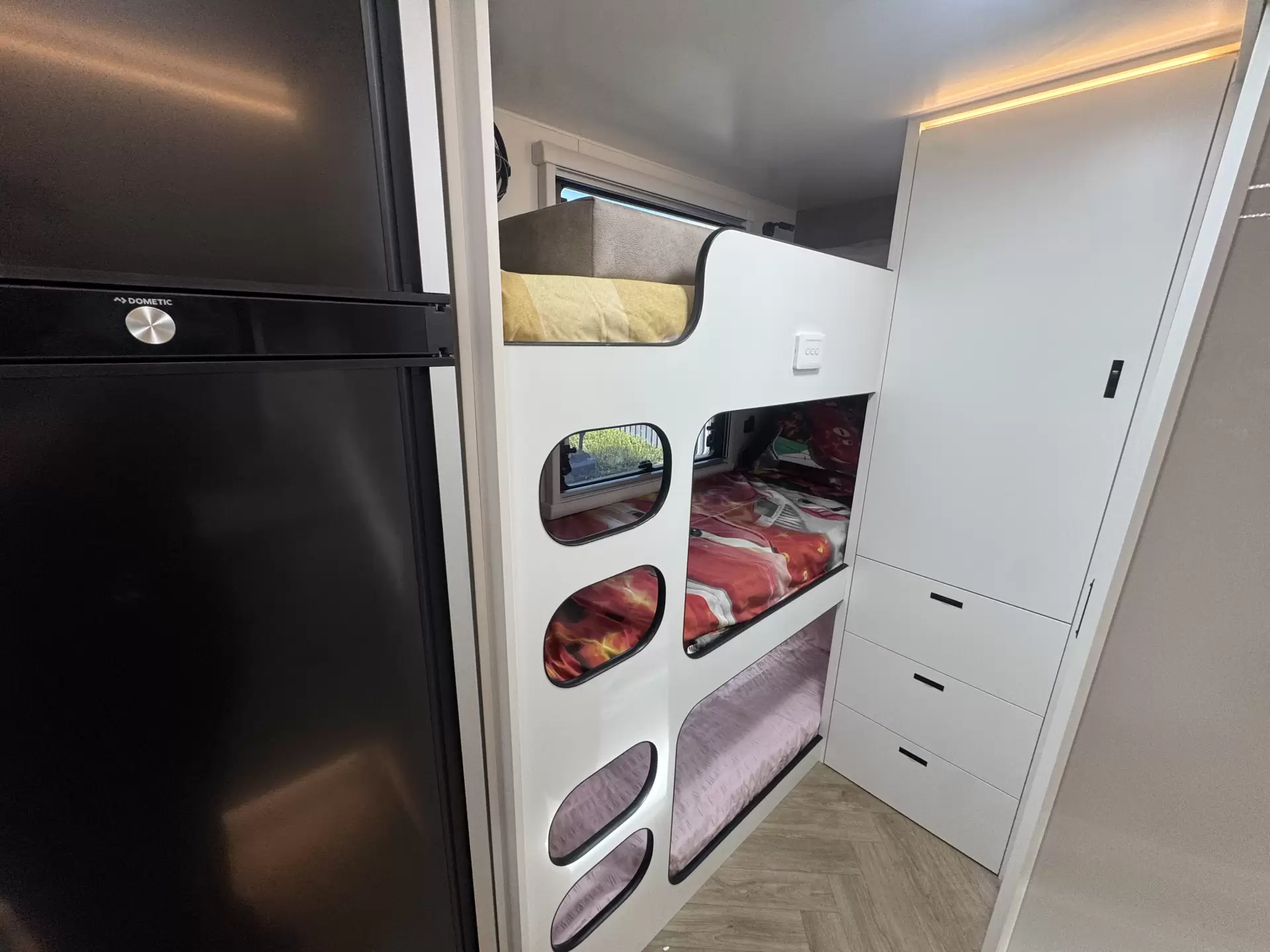 S3 19'6 Queen East-West Bunk (196D/T)