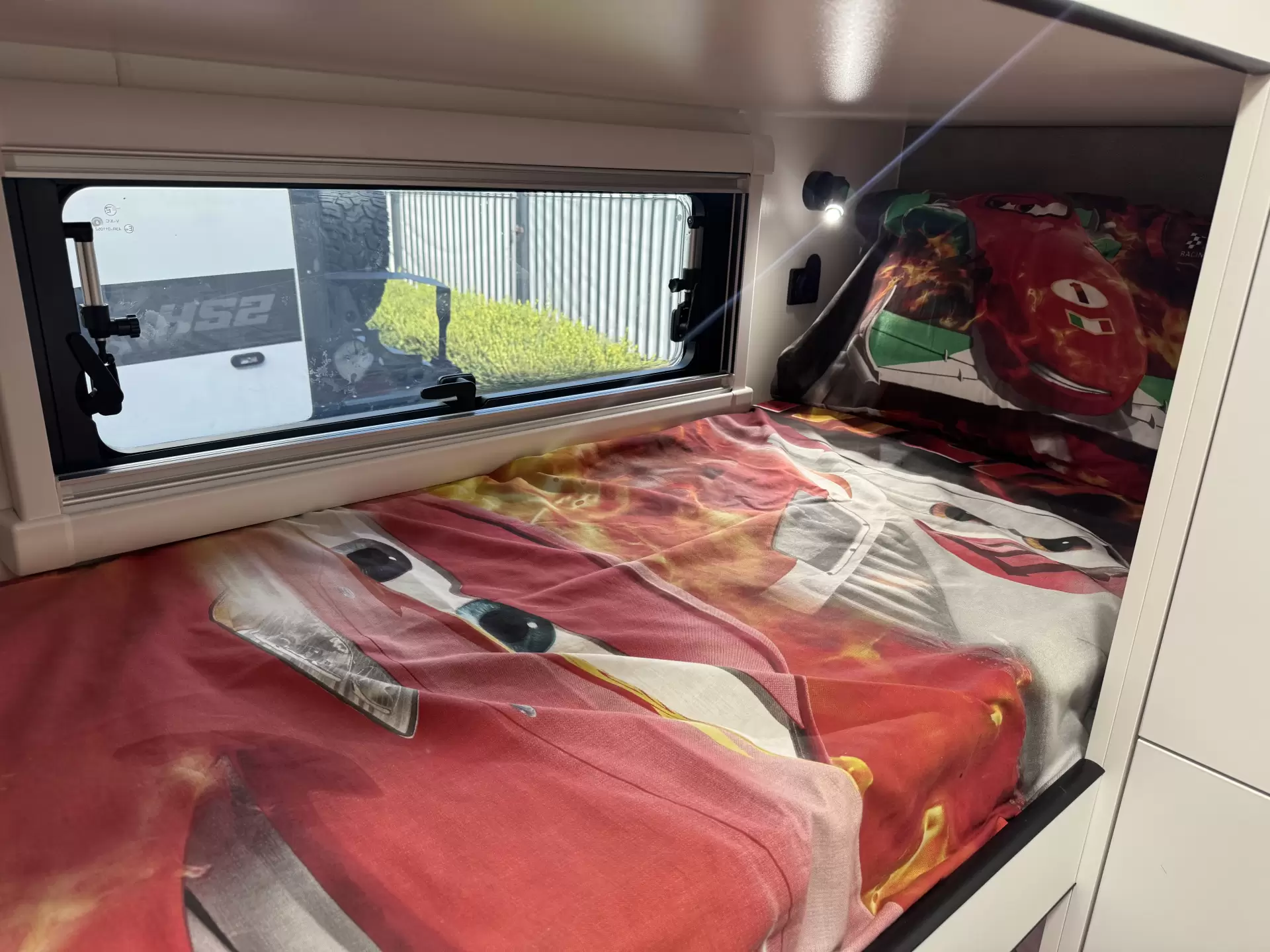 S3 19'6 Queen East-West Bunk (196D/T)