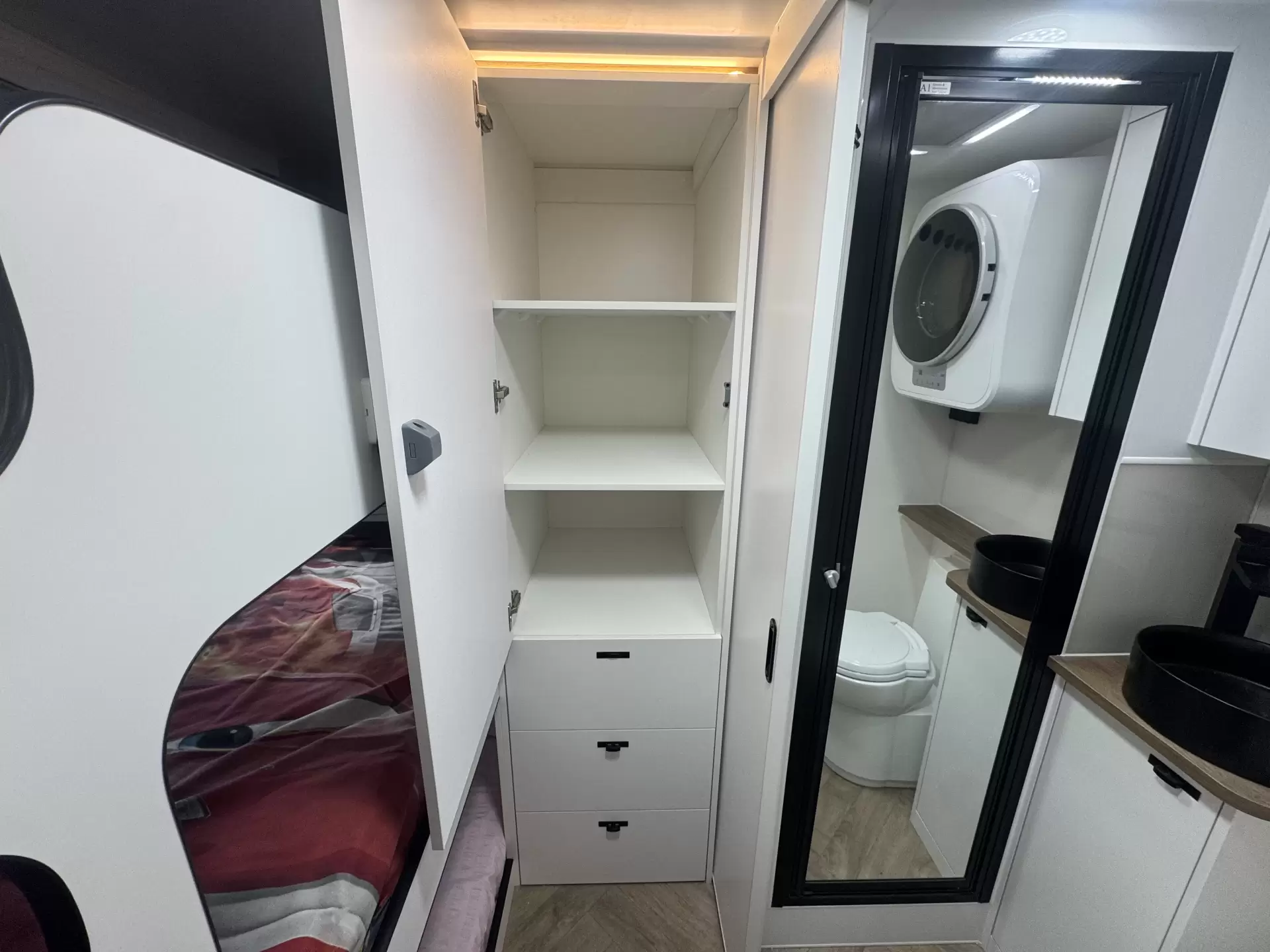 S3 19'6 Queen East-West Bunk (196D/T)