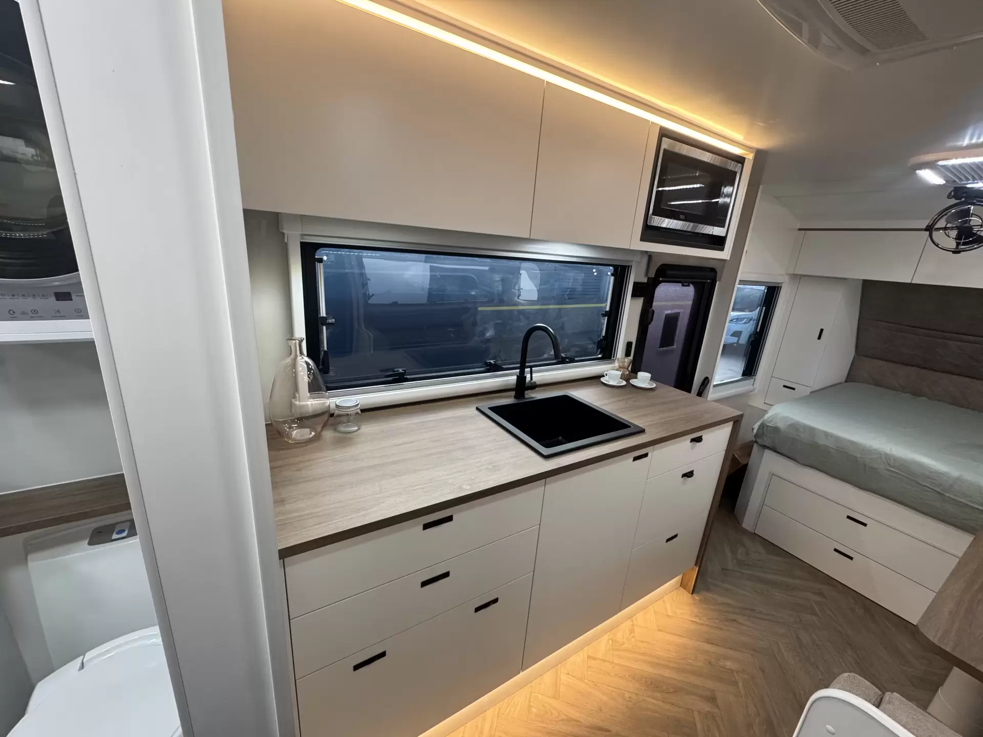 S3 19'6 Queen East-West Bunk (196D/T)