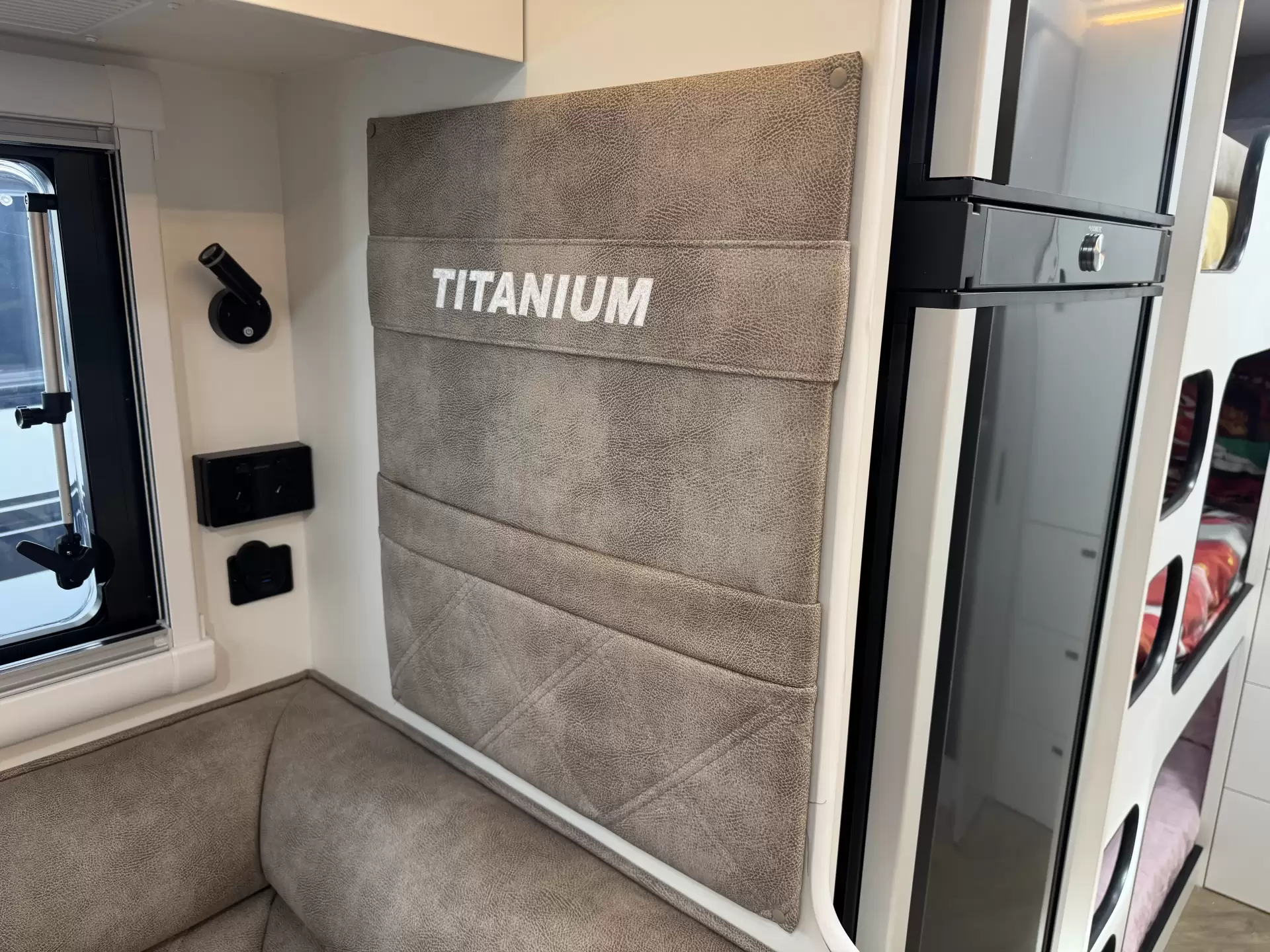 S3 19'6 Queen East-West Bunk (196D/T)