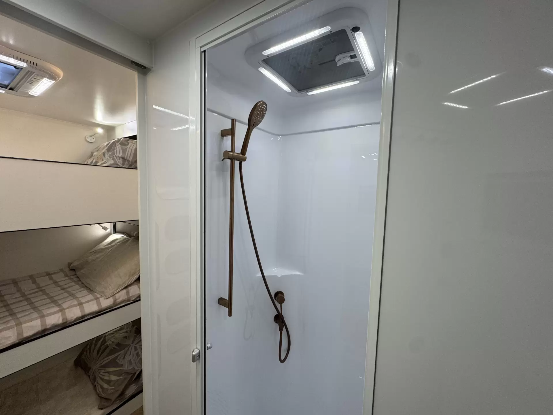 S3 21'6 East West Rear Bunk (216EWRD/T)