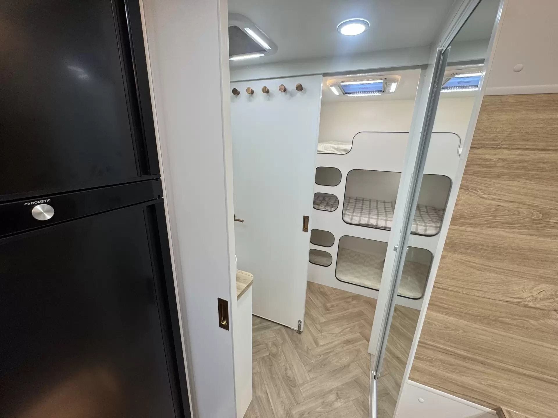 S3 21'6 East West Rear Bunk (216EWRD/T)