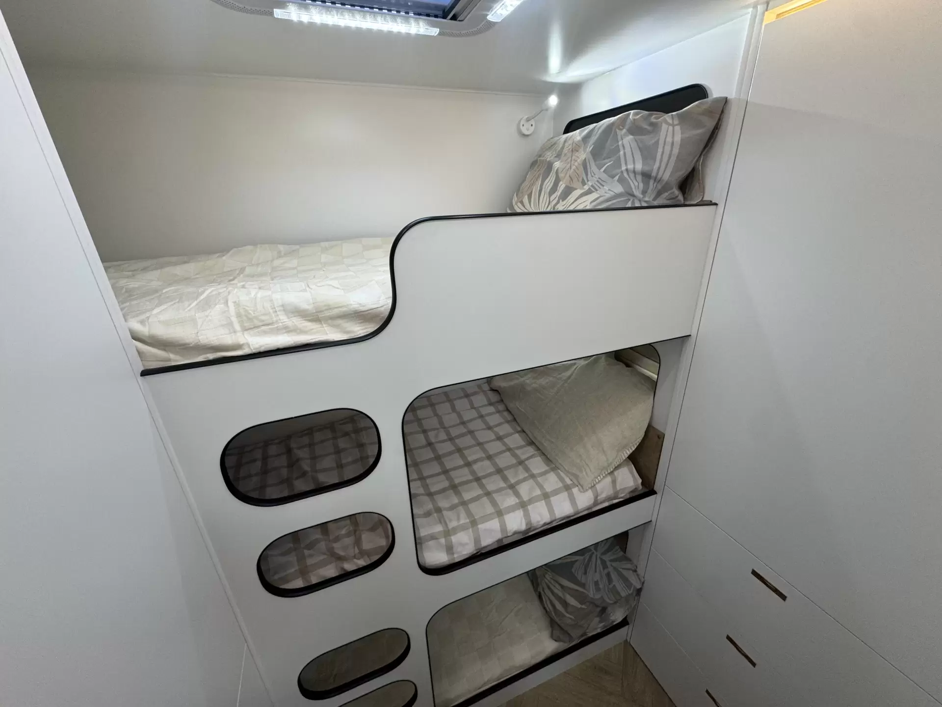S3 21'6 East West Rear Bunk (216EWRD/T)