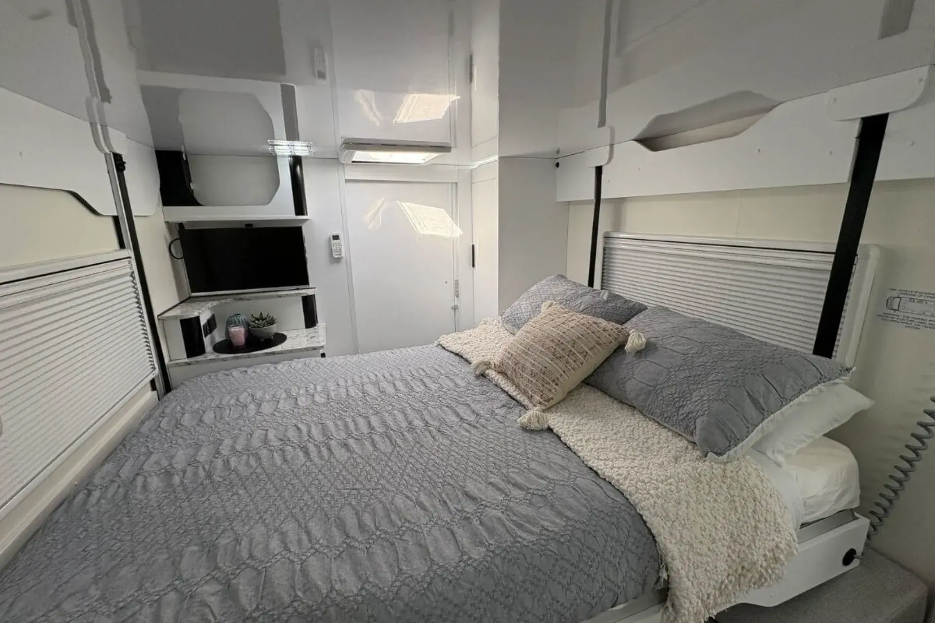 Leura B 6942 interior image 1