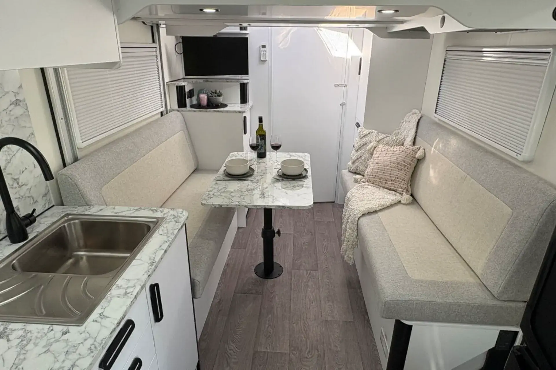Leura B 6942 interior image 2