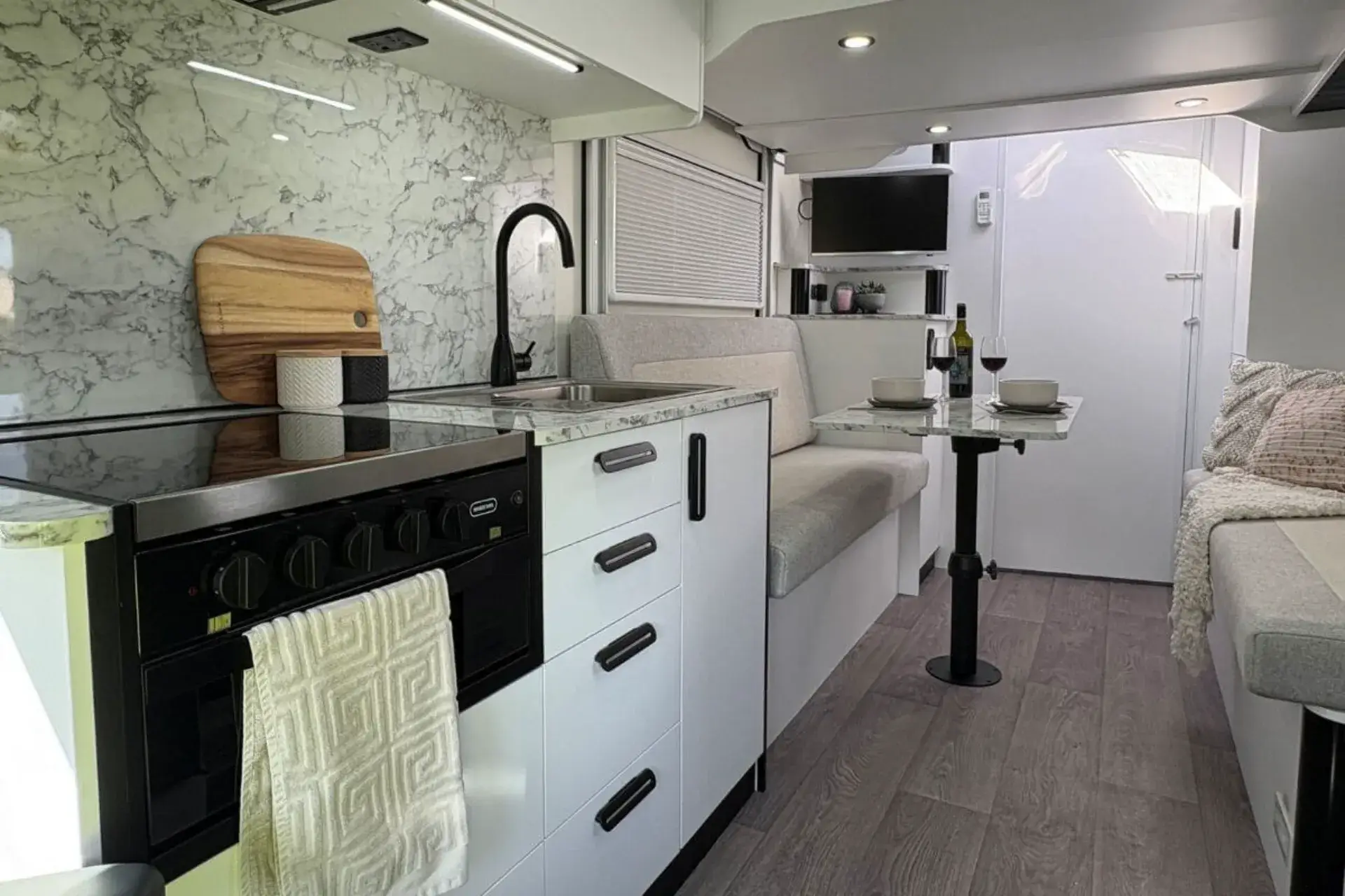 Leura B 6942 interior image 3
