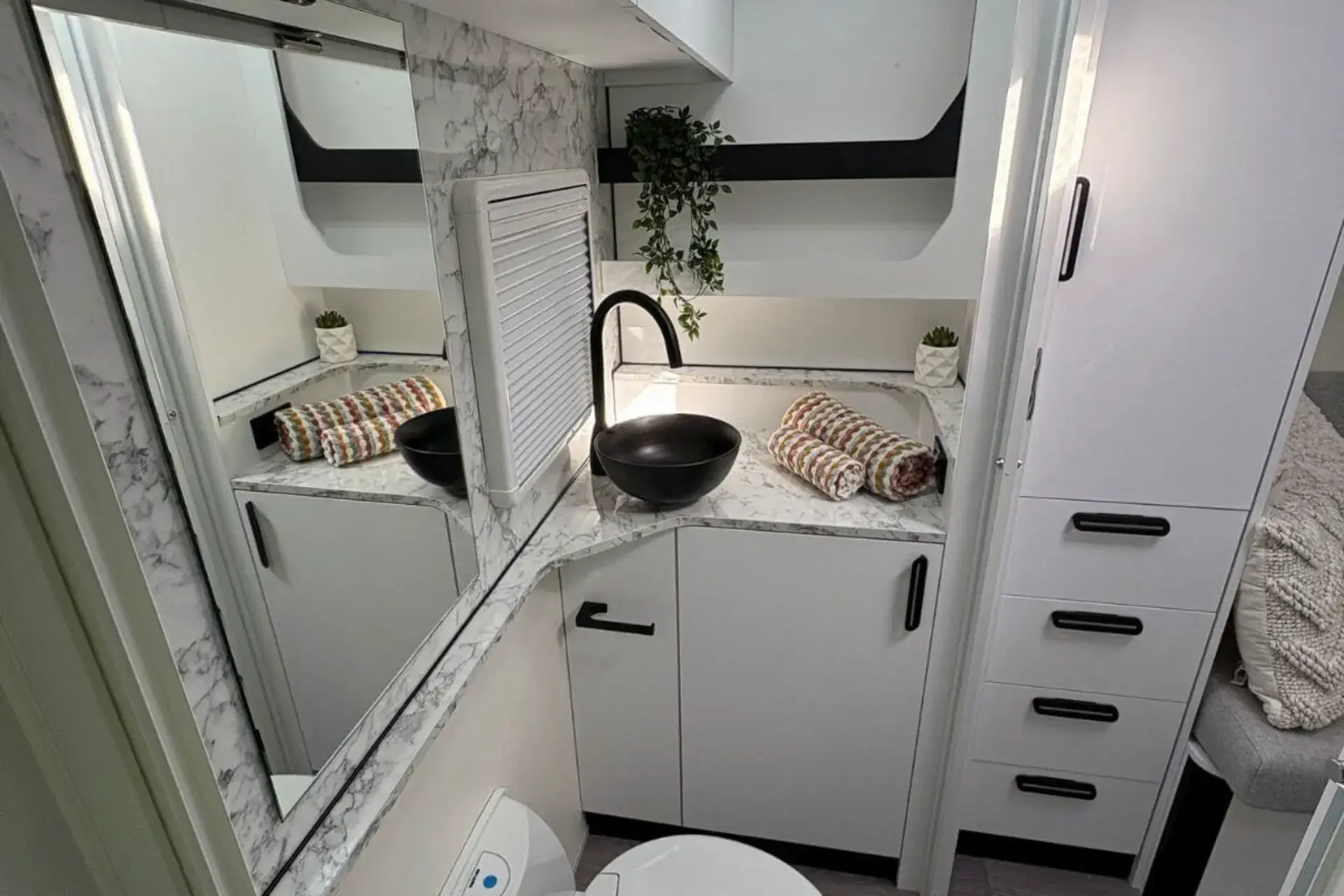 Leura B 6942 interior image 4