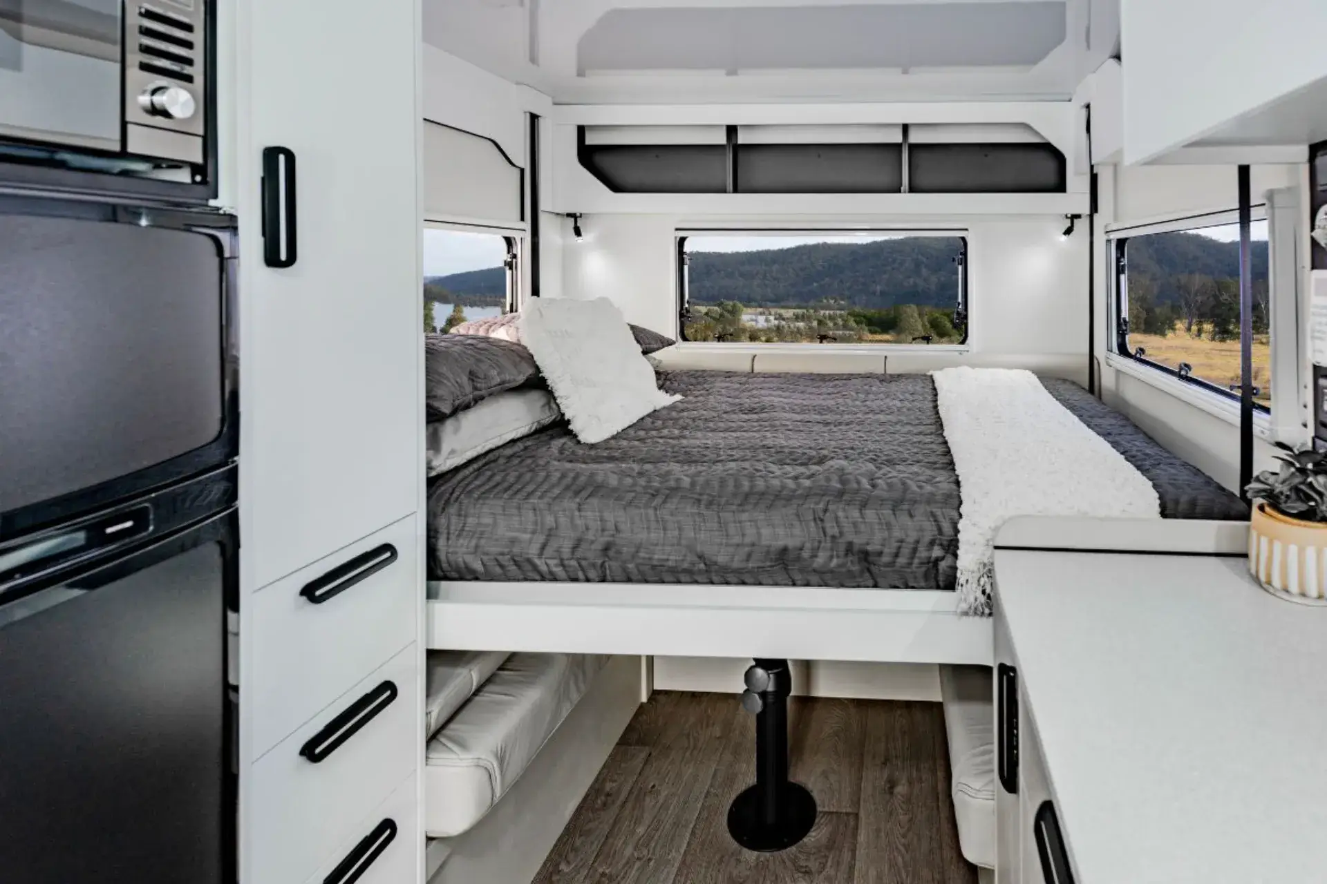Bruny B 7042 interior image 2
