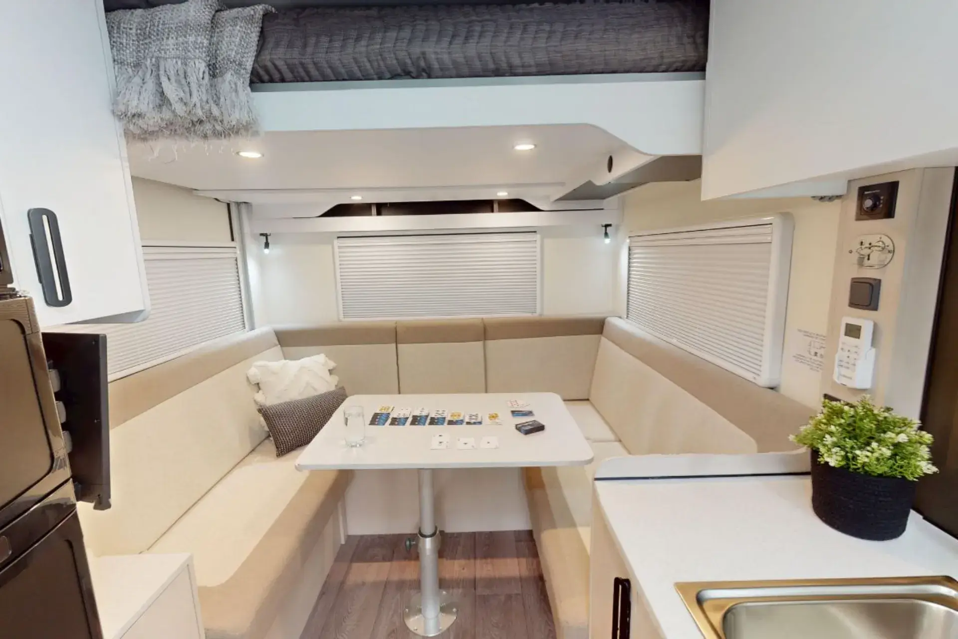 Bruny C 7044 interior image 4