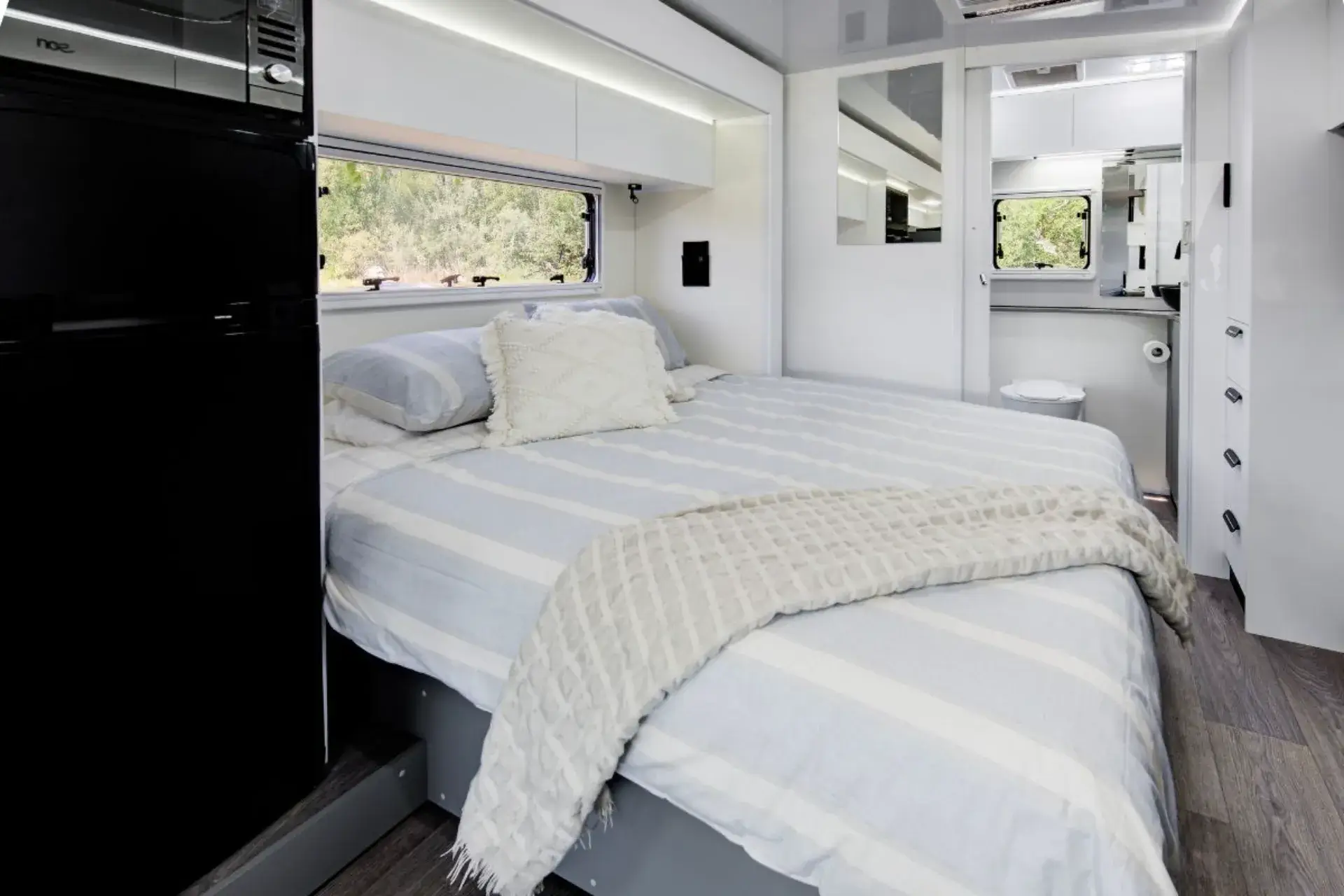 Esperance B 7852 SL interior image 2