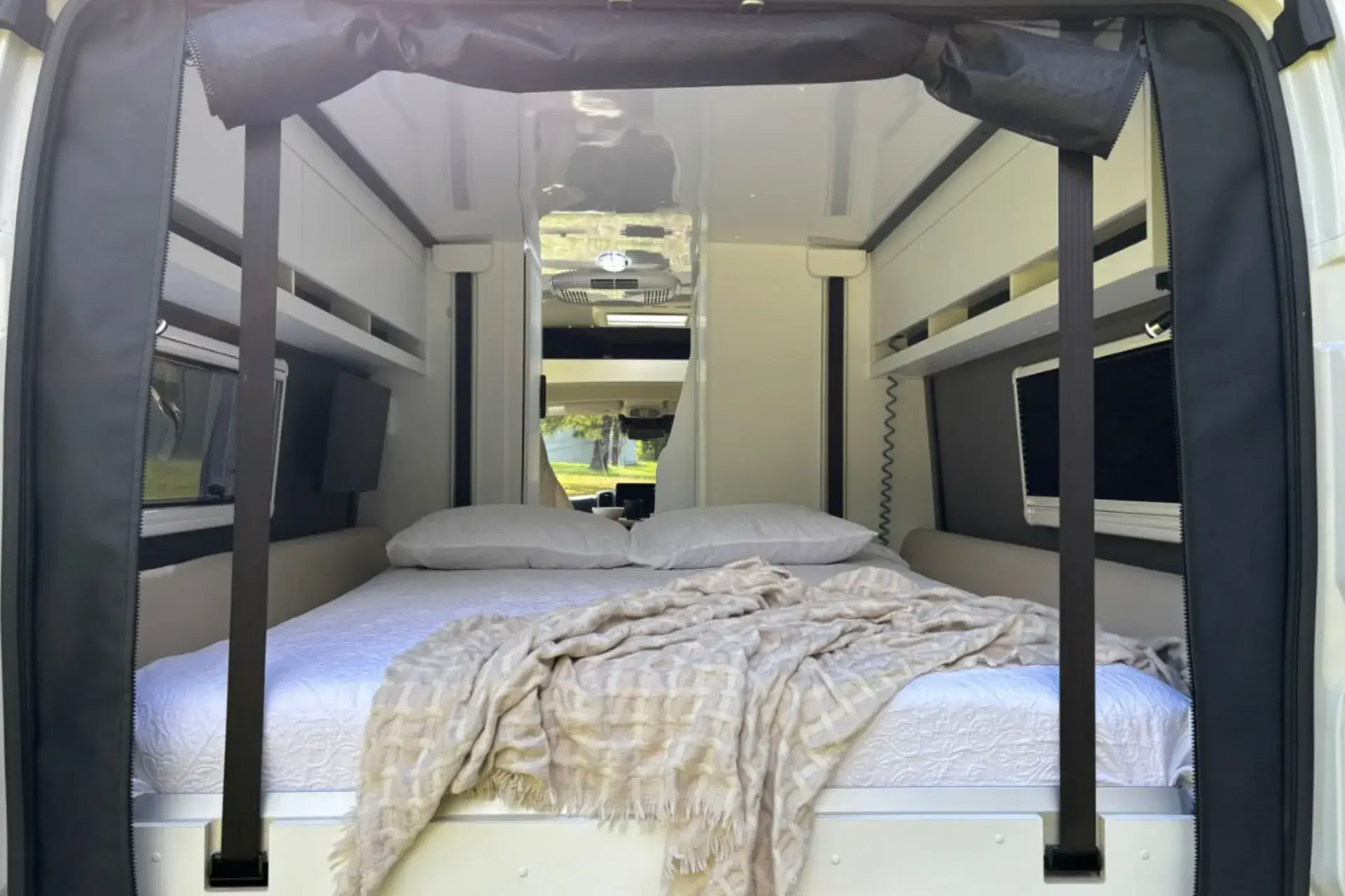 Escape V 6442 interior image 1