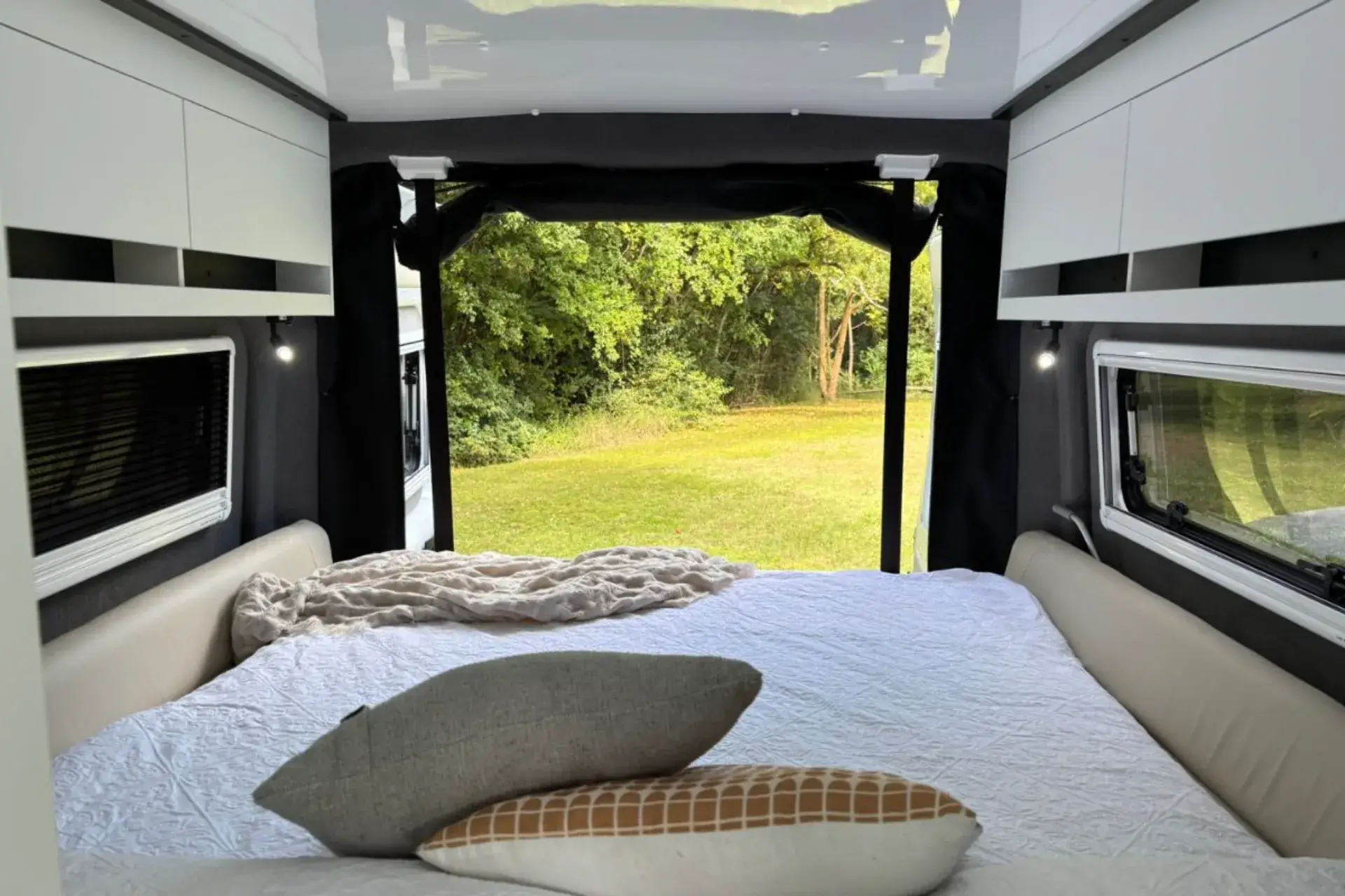 Escape V 6442 interior image 2