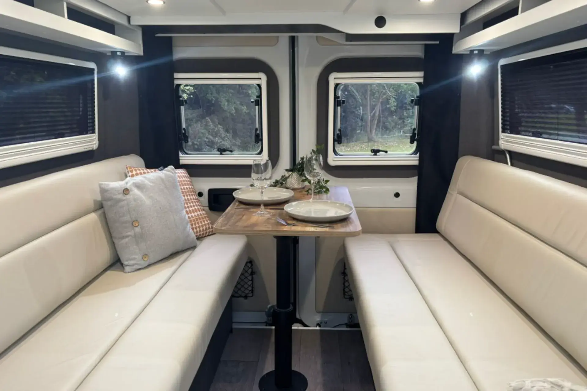 Escape V 6442 interior image 3