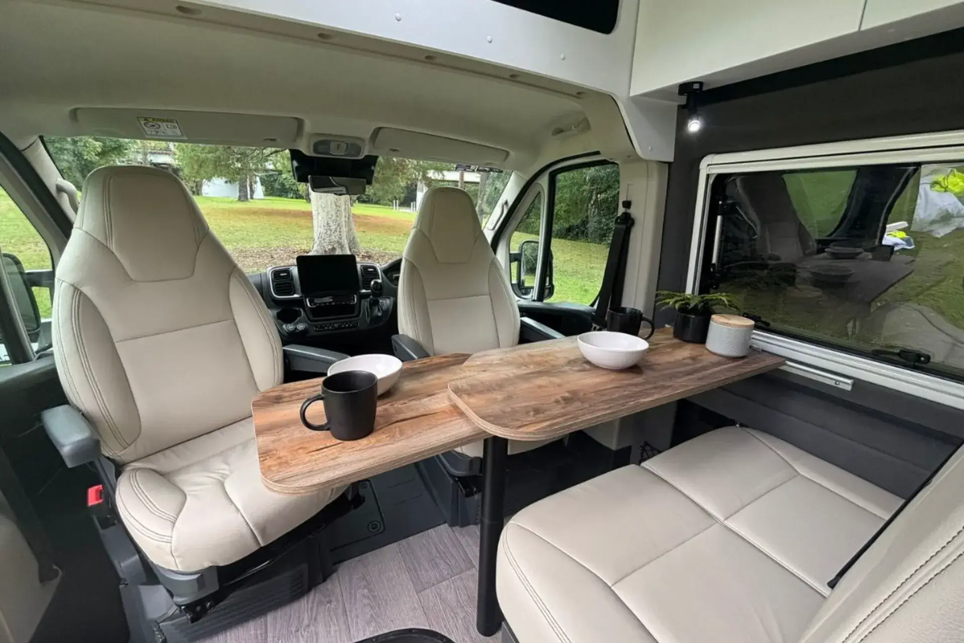 Escape V 6442 interior image 4