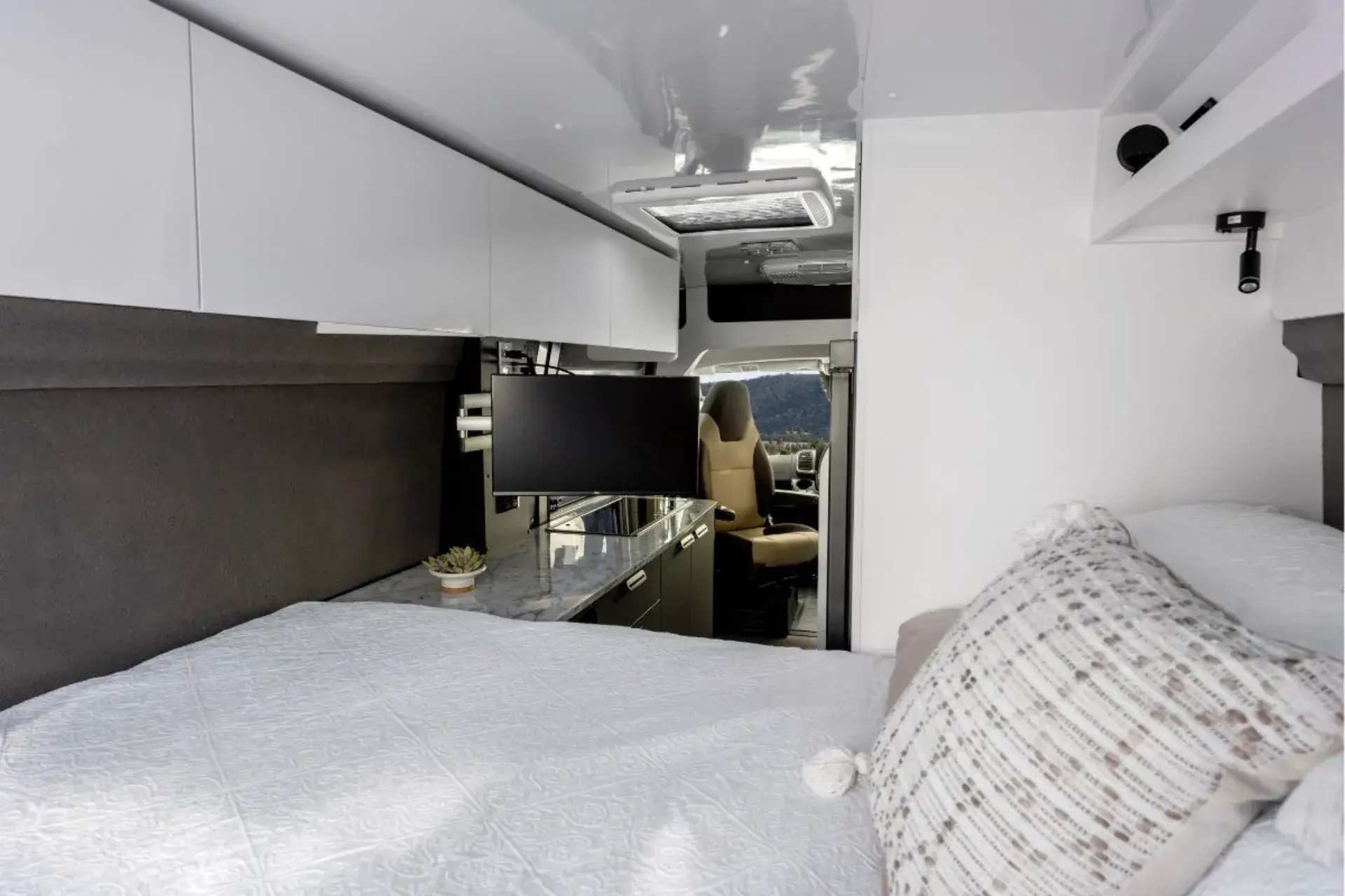 Trek V 6452 interior image 2