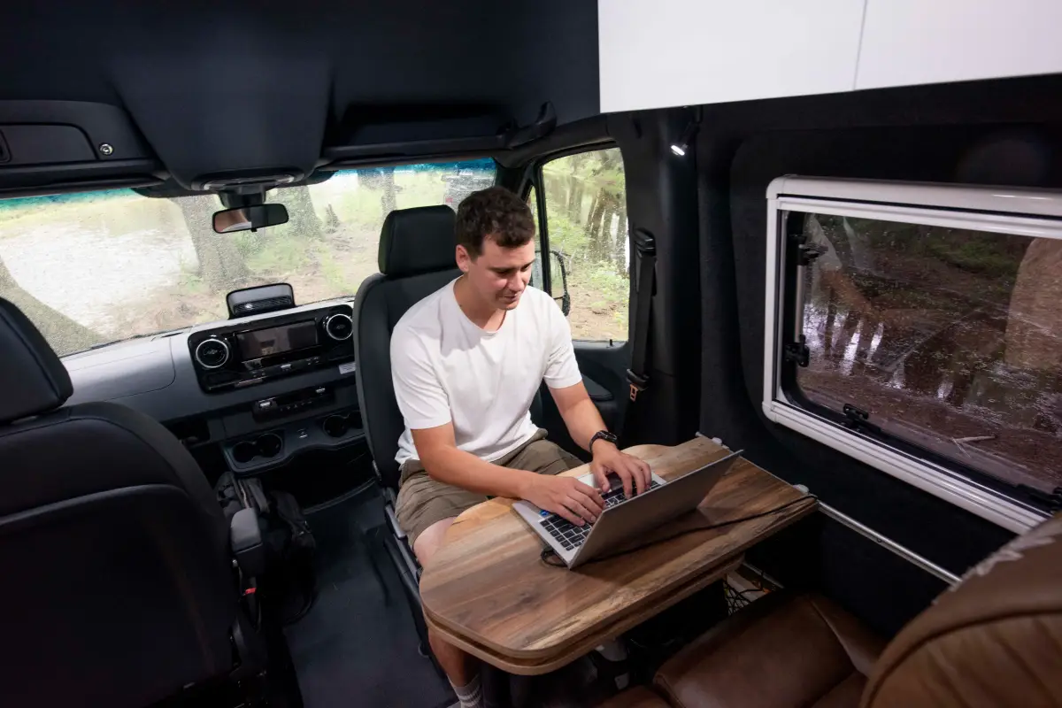 Explorer LX 4x4 V 5912 interior image 3