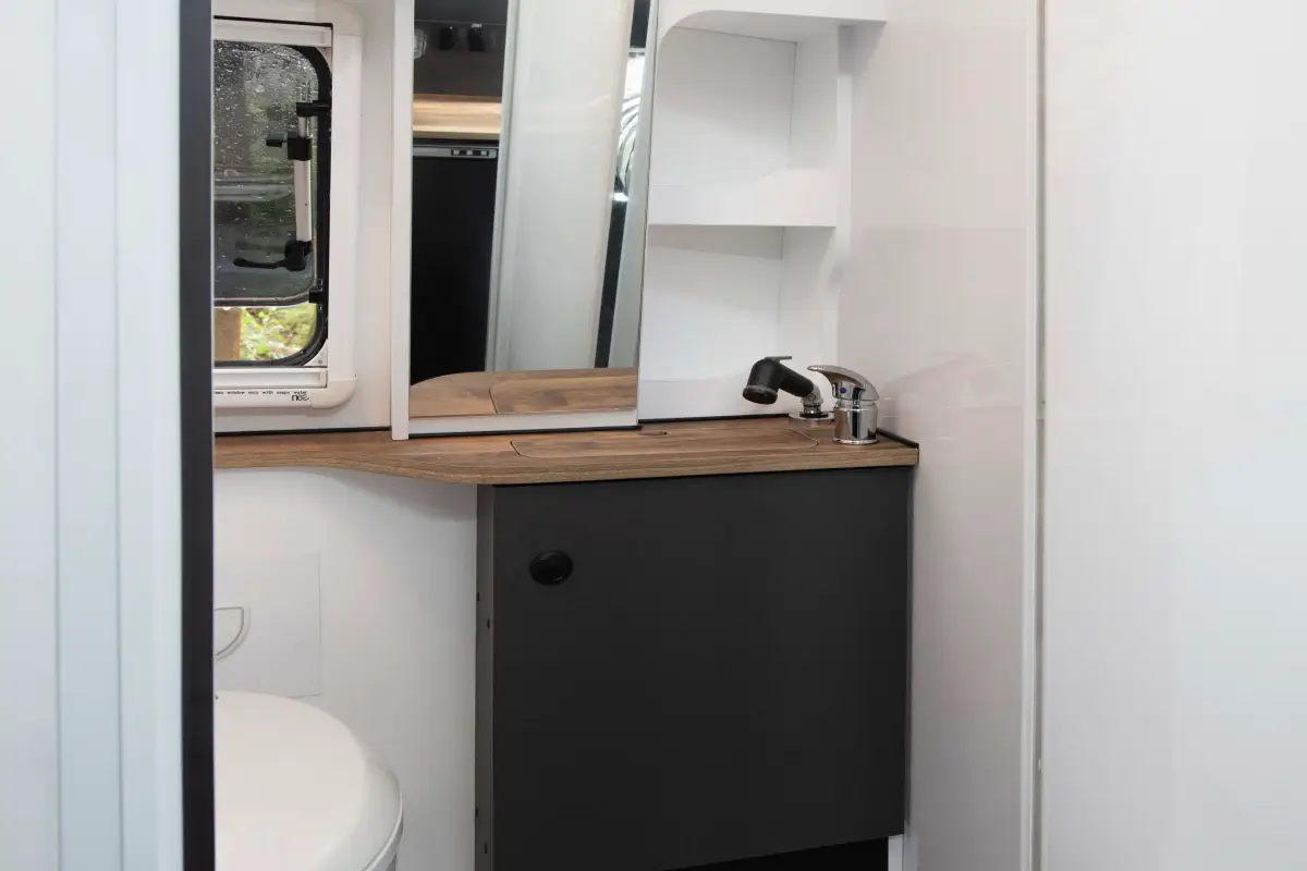 Explorer LX 4x4 V 5912 interior image 4
