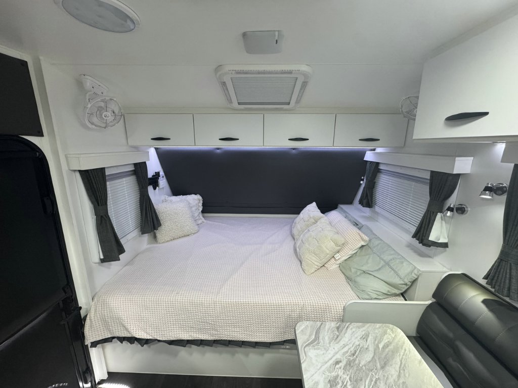 NEW 2025 SUPREME TERRITORY HYBRID CARAVAN 1 AXLE