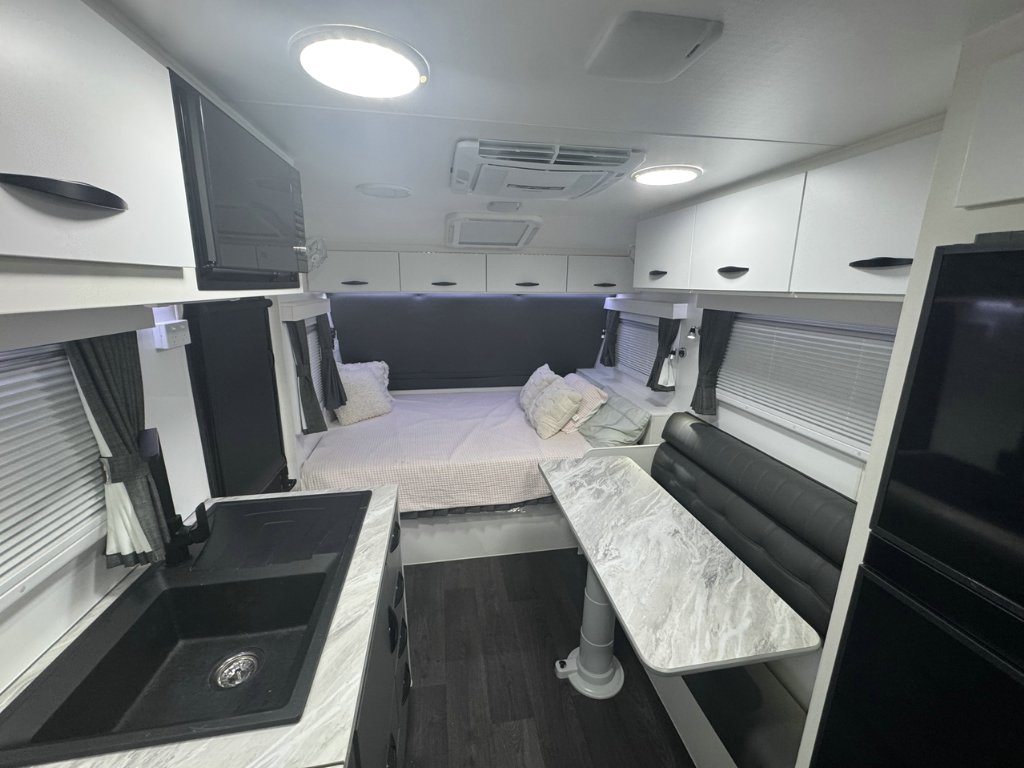 NEW 2025 SUPREME TERRITORY HYBRID CARAVAN 1 AXLE