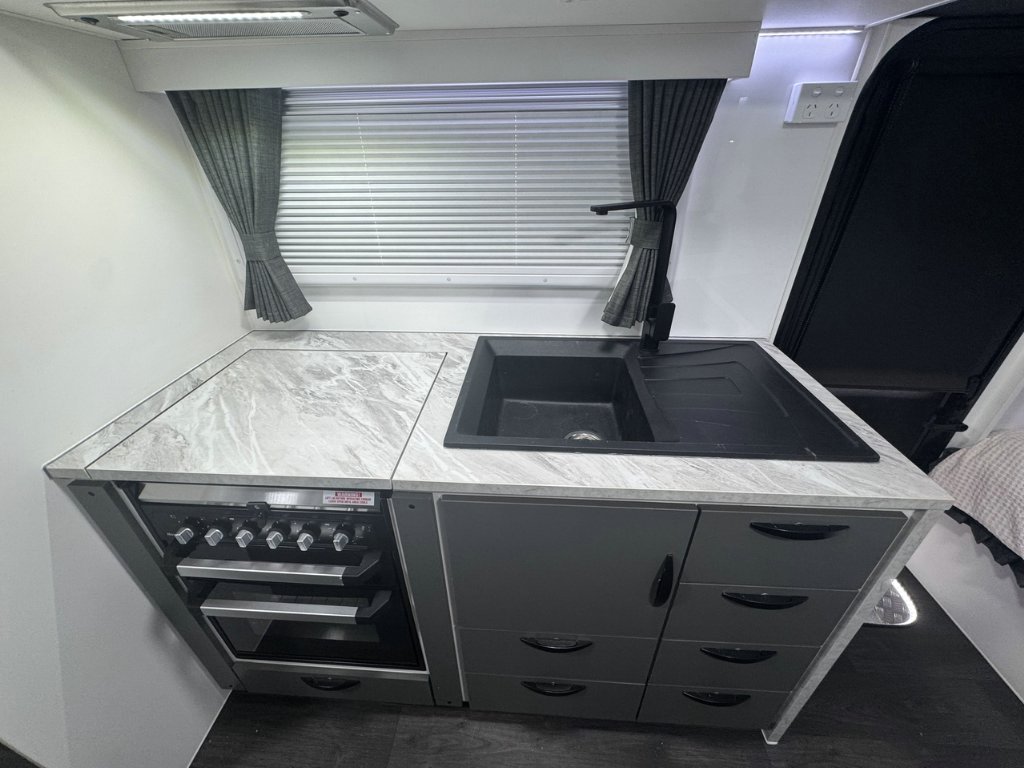 NEW 2025 SUPREME TERRITORY HYBRID CARAVAN 1 AXLE