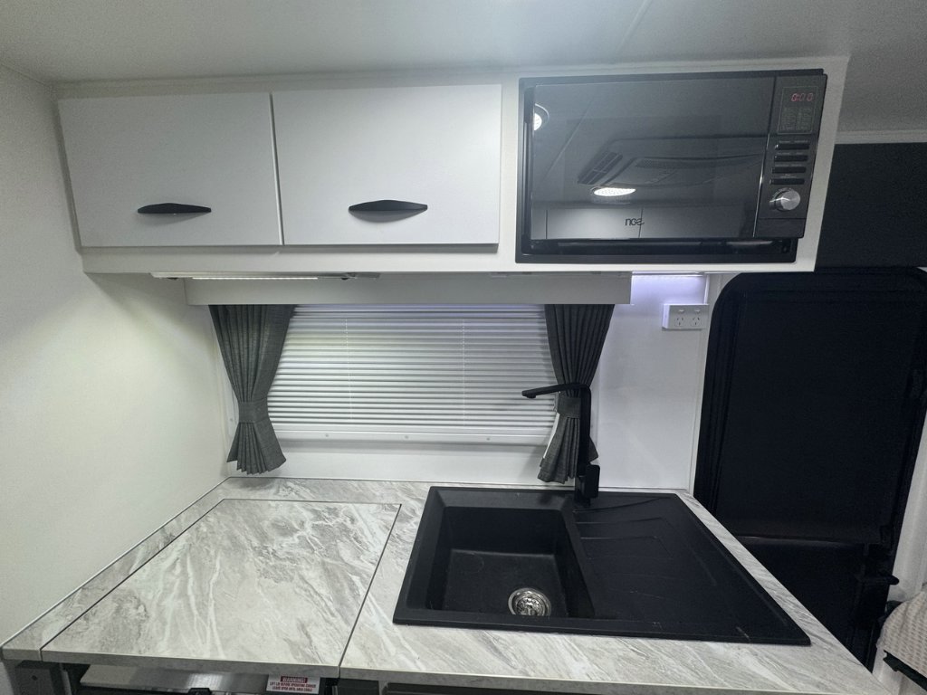 NEW 2025 SUPREME TERRITORY HYBRID CARAVAN 1 AXLE