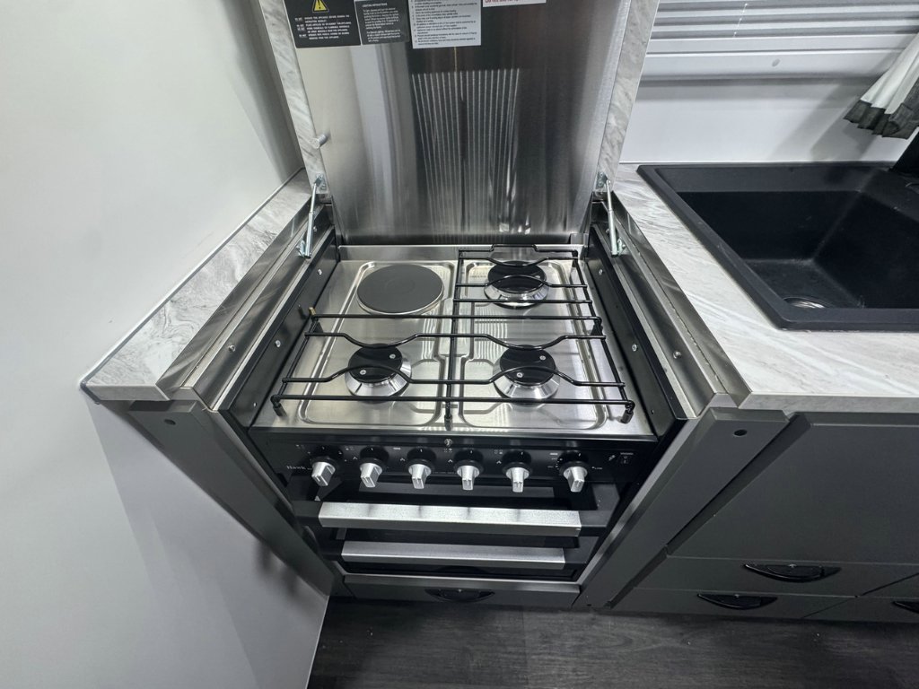 NEW 2025 SUPREME TERRITORY HYBRID CARAVAN 1 AXLE