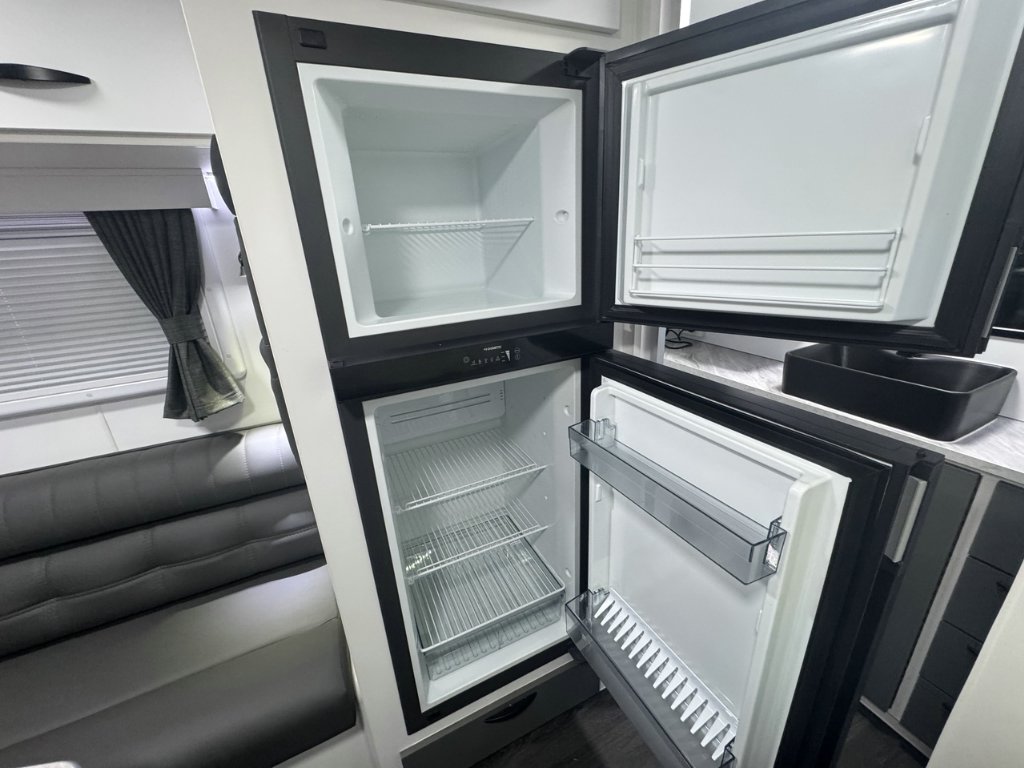 NEW 2025 SUPREME TERRITORY HYBRID CARAVAN 1 AXLE