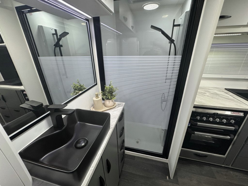 NEW 2025 SUPREME TERRITORY HYBRID CARAVAN 1 AXLE