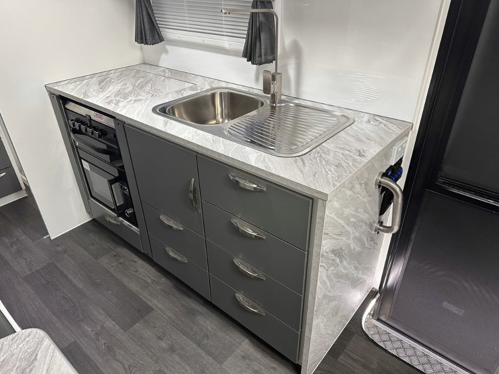 NEW 2025 SUPREME TERRITORY CARAVAN 1 AXLE