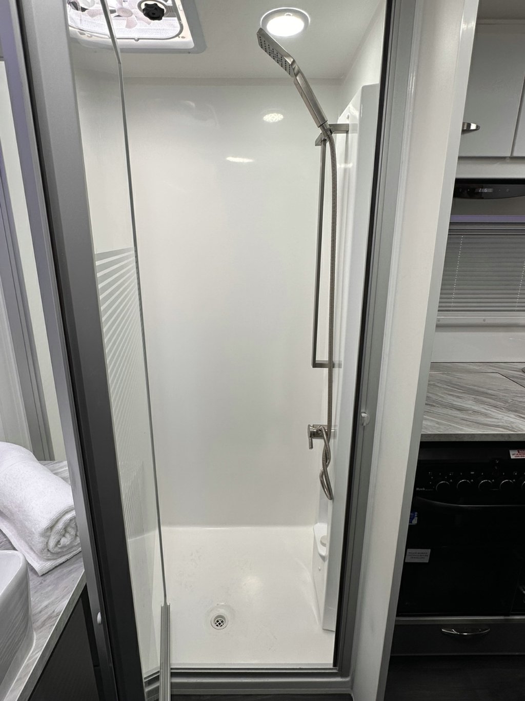 NEW 2025 SUPREME TERRITORY CARAVAN 1 AXLE