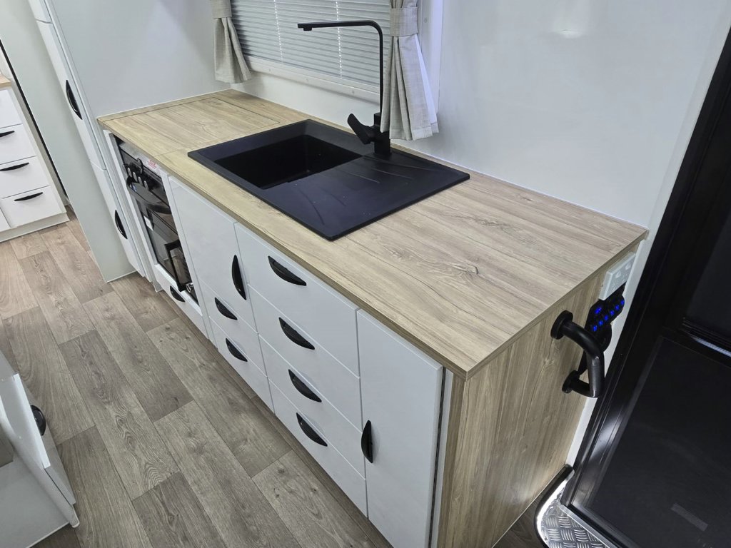 NEW 2025 SUPREME EXECUTIVE CARAVAN 2 AXLE