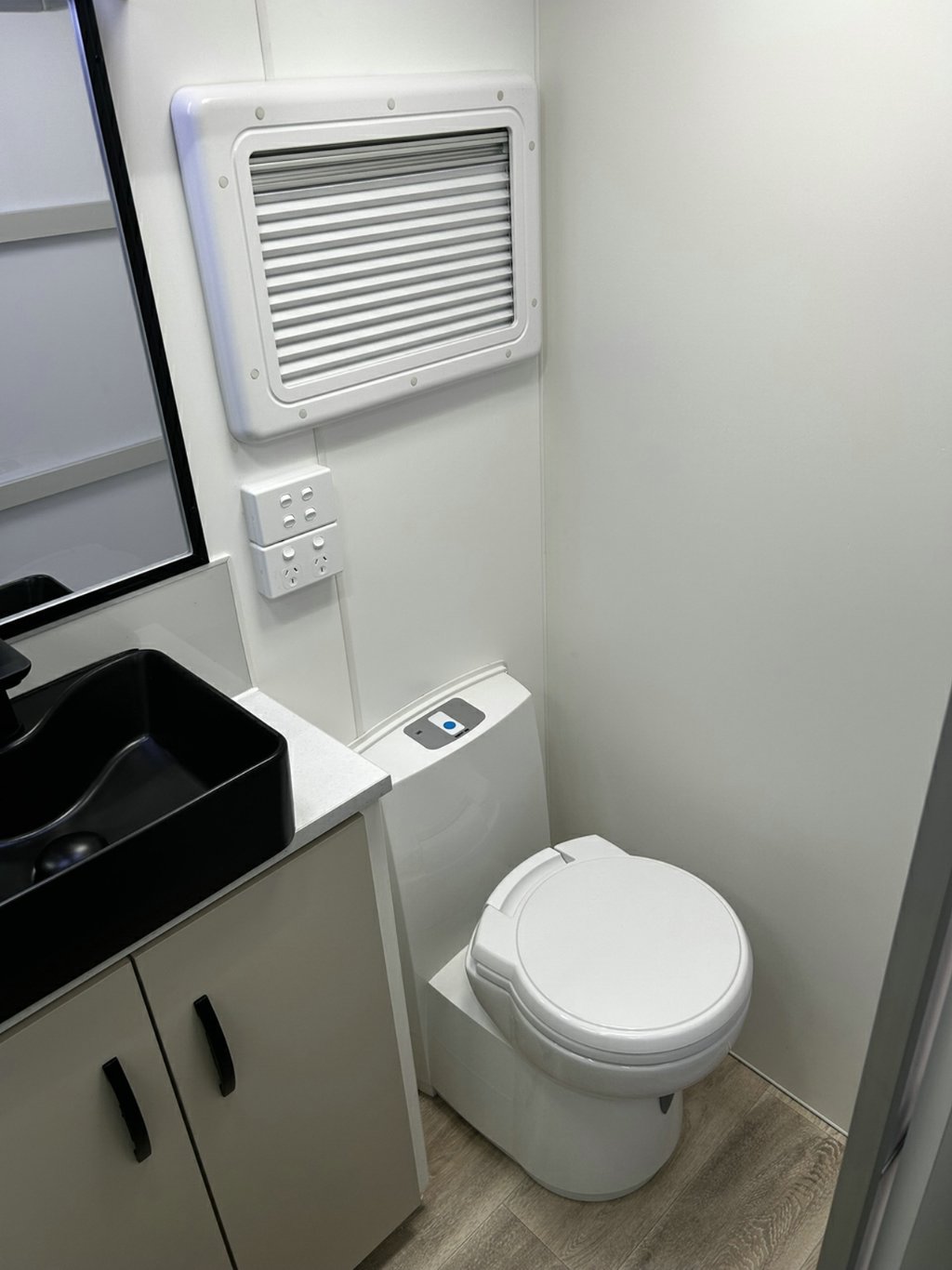 NEW 2025 LEADER CARAVANS GOLD LE CARAVAN 2 AXLE