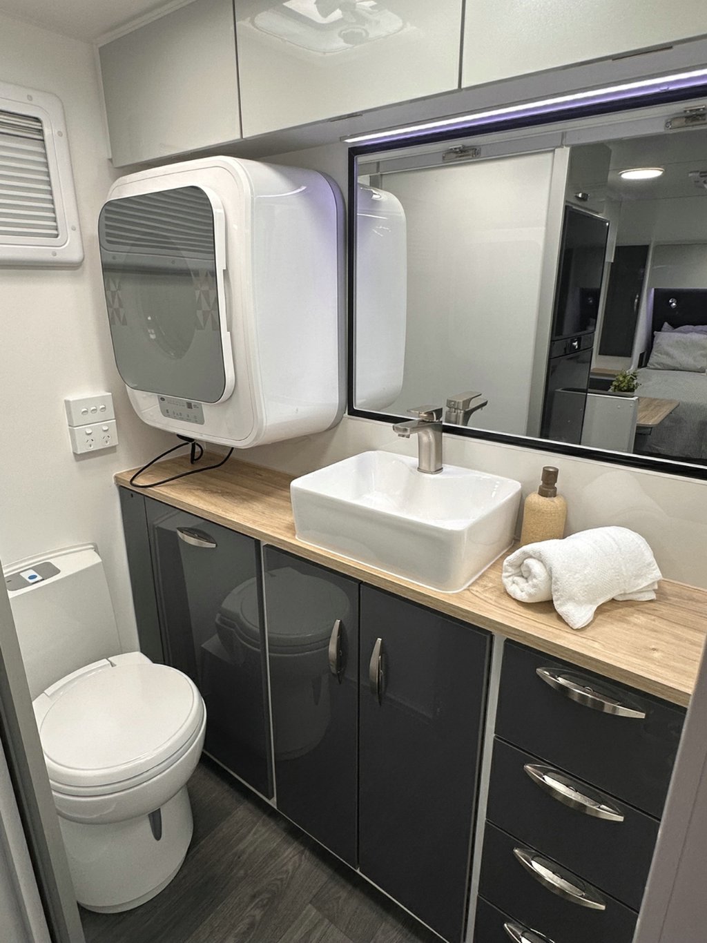 NEW 2026 SUPREME CLASSIC TOURER CARAVAN 1 AXLE