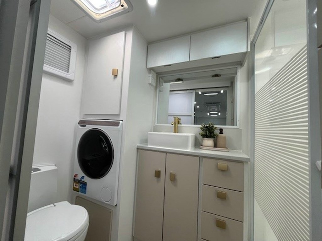 NEW 2025 SUPREME EXECUTIVE CARAVAN 2 AXLE