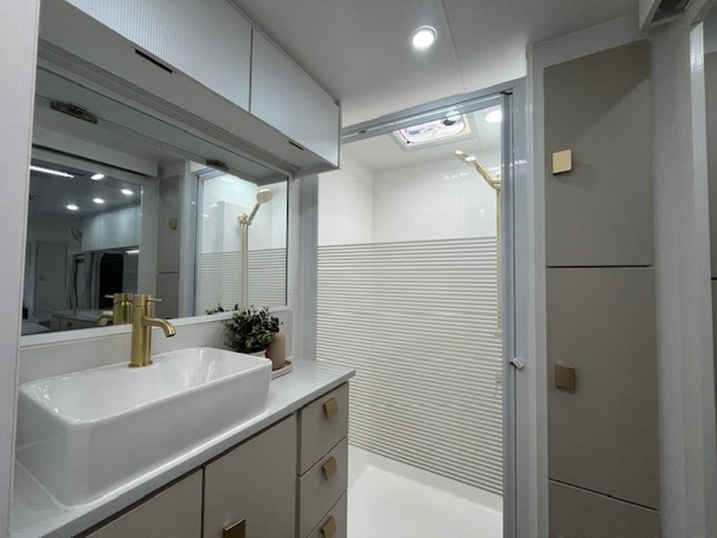 NEW 2025 SUPREME EXECUTIVE CARAVAN 2 AXLE