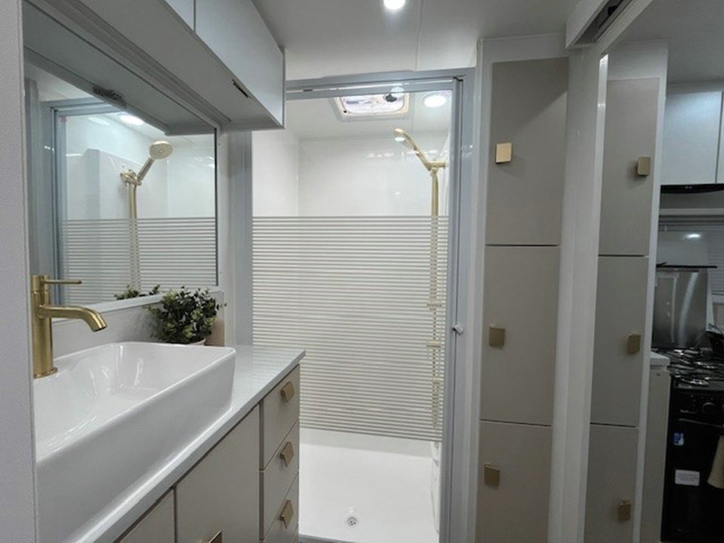 NEW 2025 SUPREME EXECUTIVE CARAVAN 2 AXLE