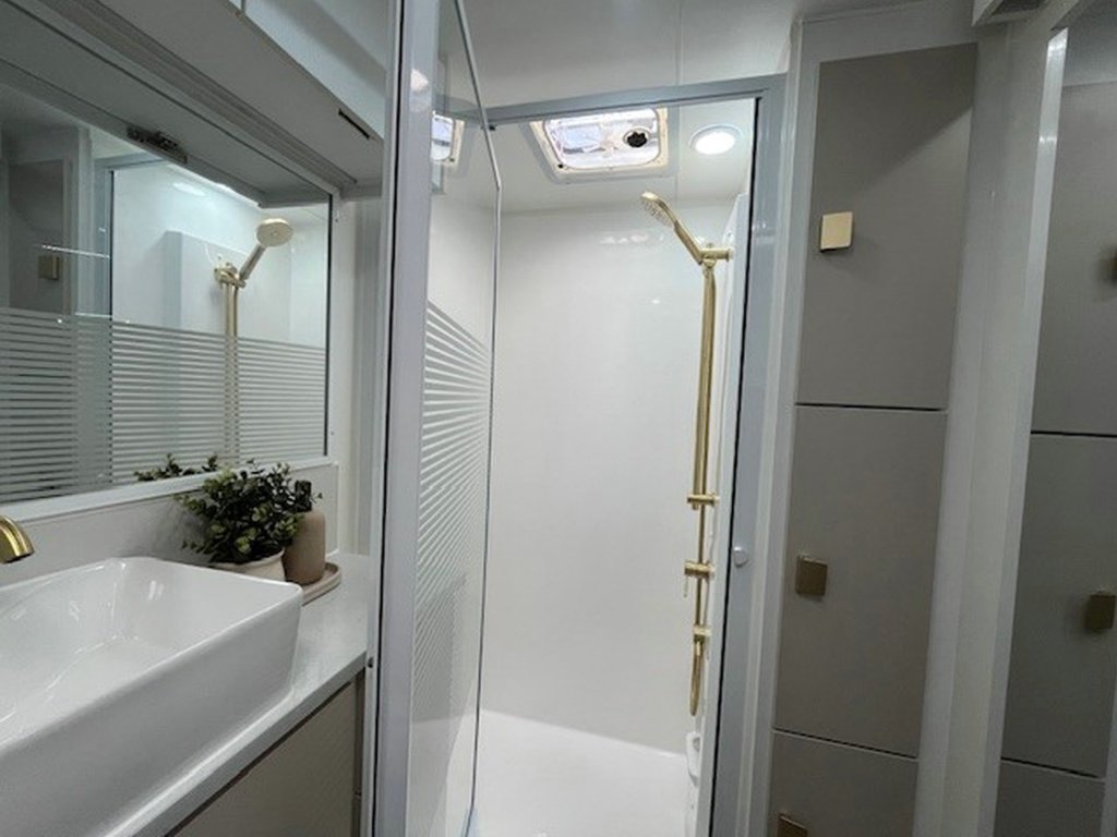 NEW 2025 SUPREME EXECUTIVE CARAVAN 2 AXLE