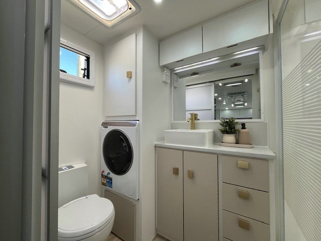 NEW 2025 SUPREME EXECUTIVE CARAVAN 2 AXLE