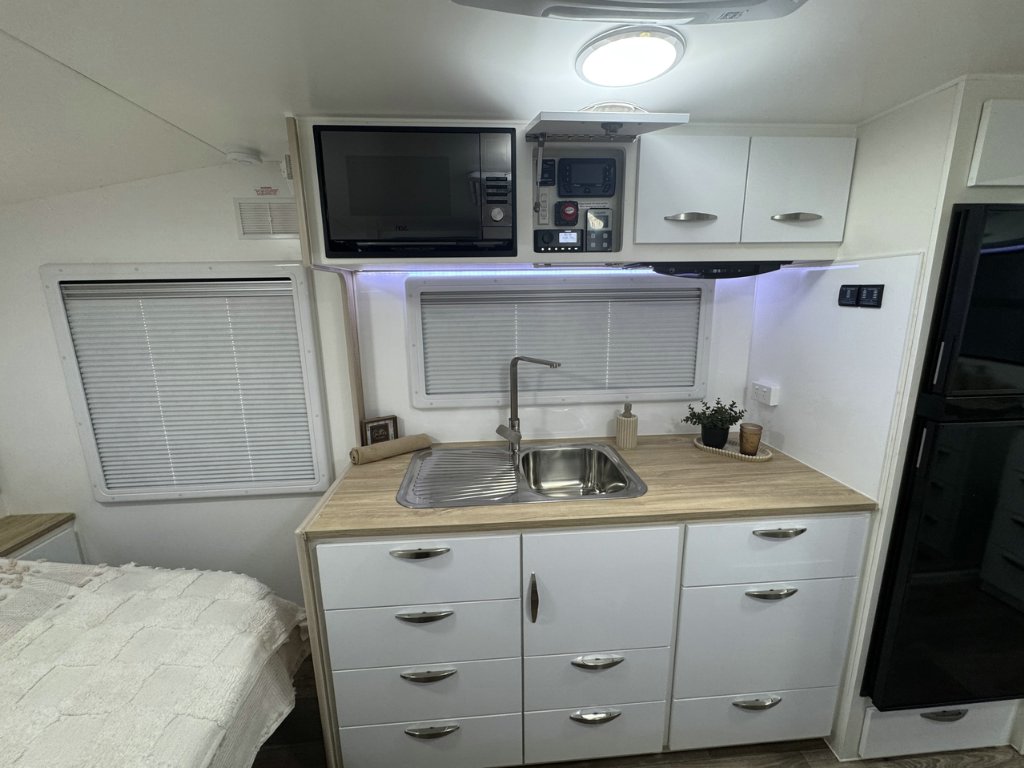 NEW 2025 SUPREME ECLIPSE SUNRAY CARAVAN 1 AXLE