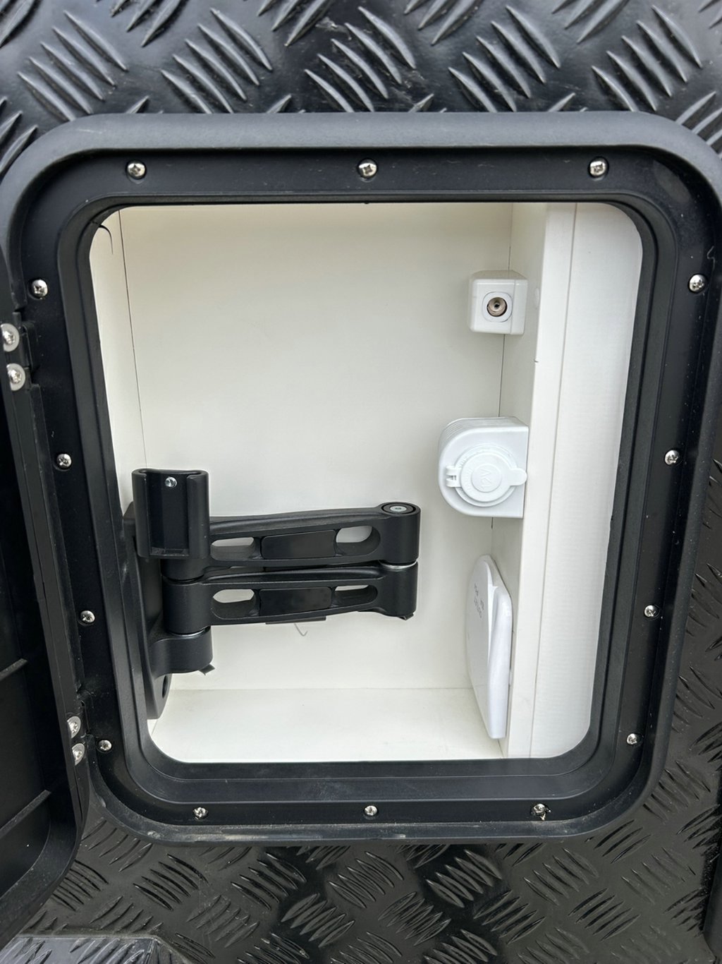 NEW 2025 SUPREME TERRITORY HYBRID CARAVAN 1 AXLE