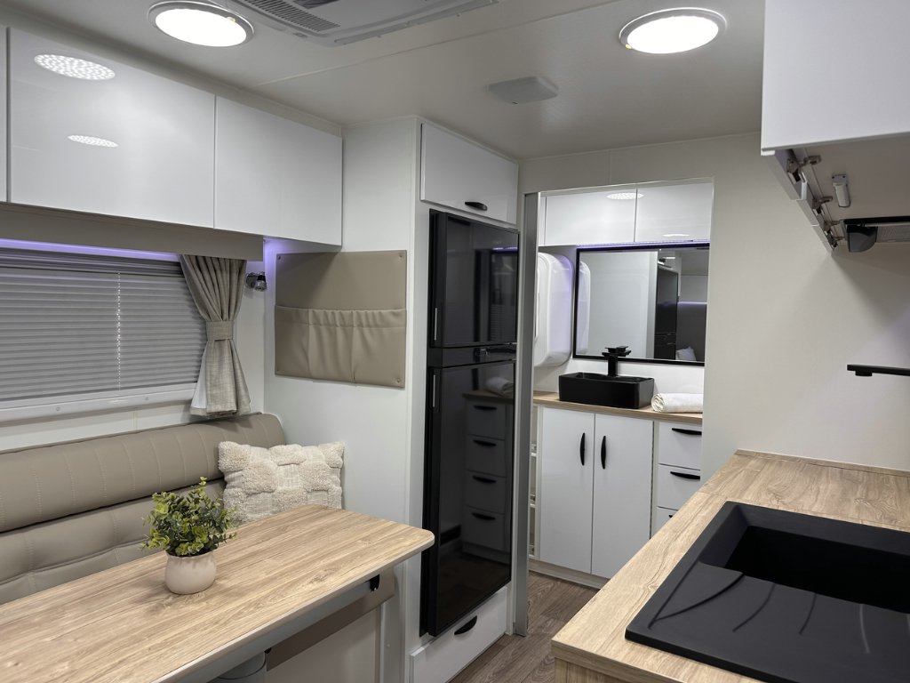 NEW 2025 SUPREME TERRITORY HYBRID CARAVAN 1 AXLE