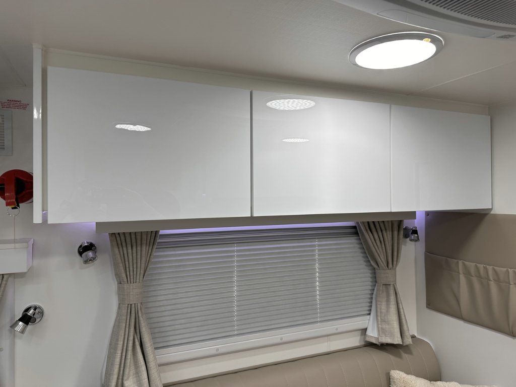 NEW 2025 SUPREME TERRITORY HYBRID CARAVAN 1 AXLE