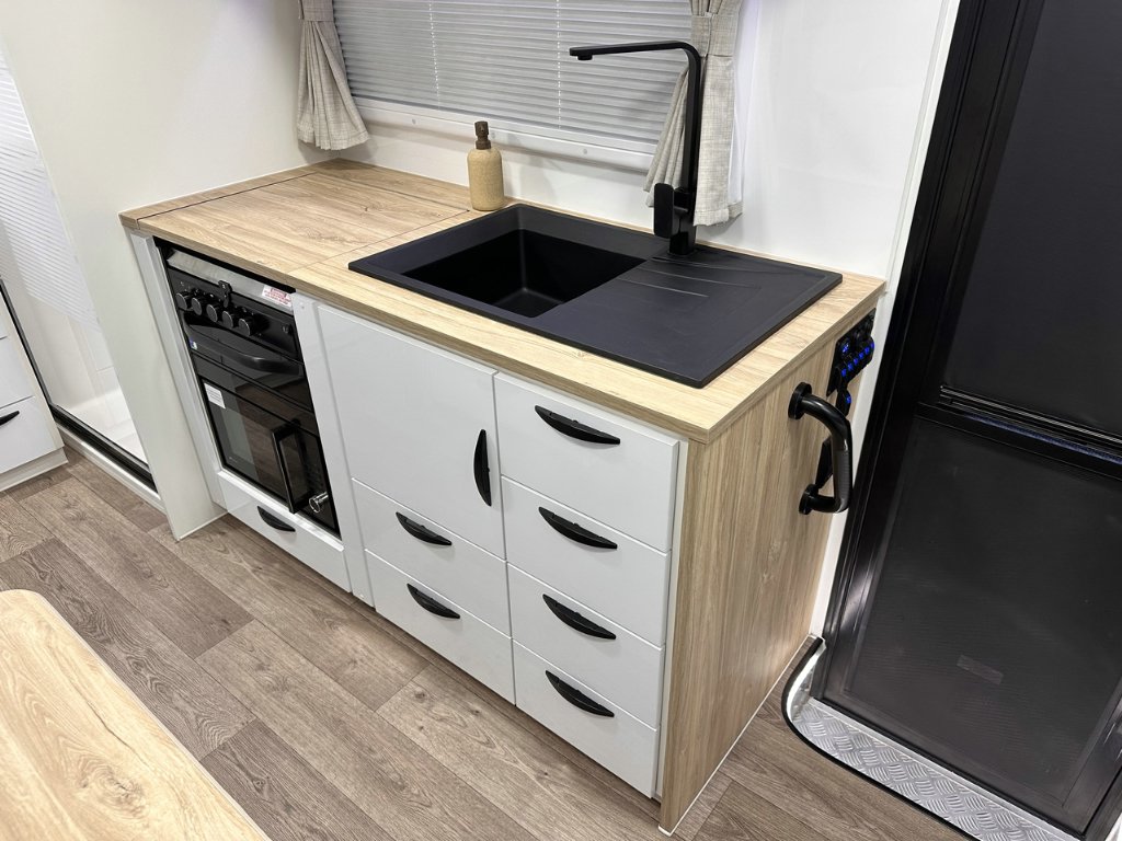 NEW 2025 SUPREME TERRITORY HYBRID CARAVAN 1 AXLE