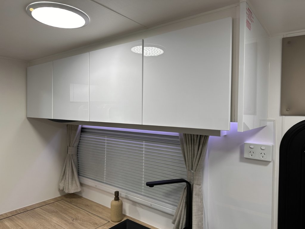 NEW 2025 SUPREME TERRITORY HYBRID CARAVAN 1 AXLE