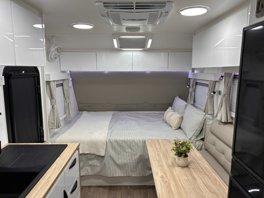 NEW 2025 SUPREME TERRITORY HYBRID CARAVAN 1 AXLE