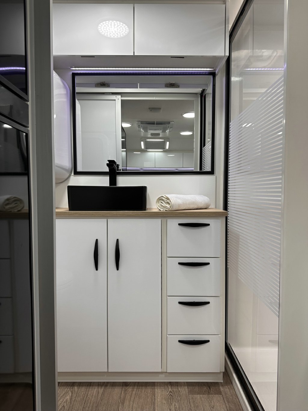 NEW 2025 SUPREME TERRITORY HYBRID CARAVAN 1 AXLE